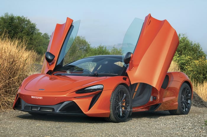 McLaren Artura front